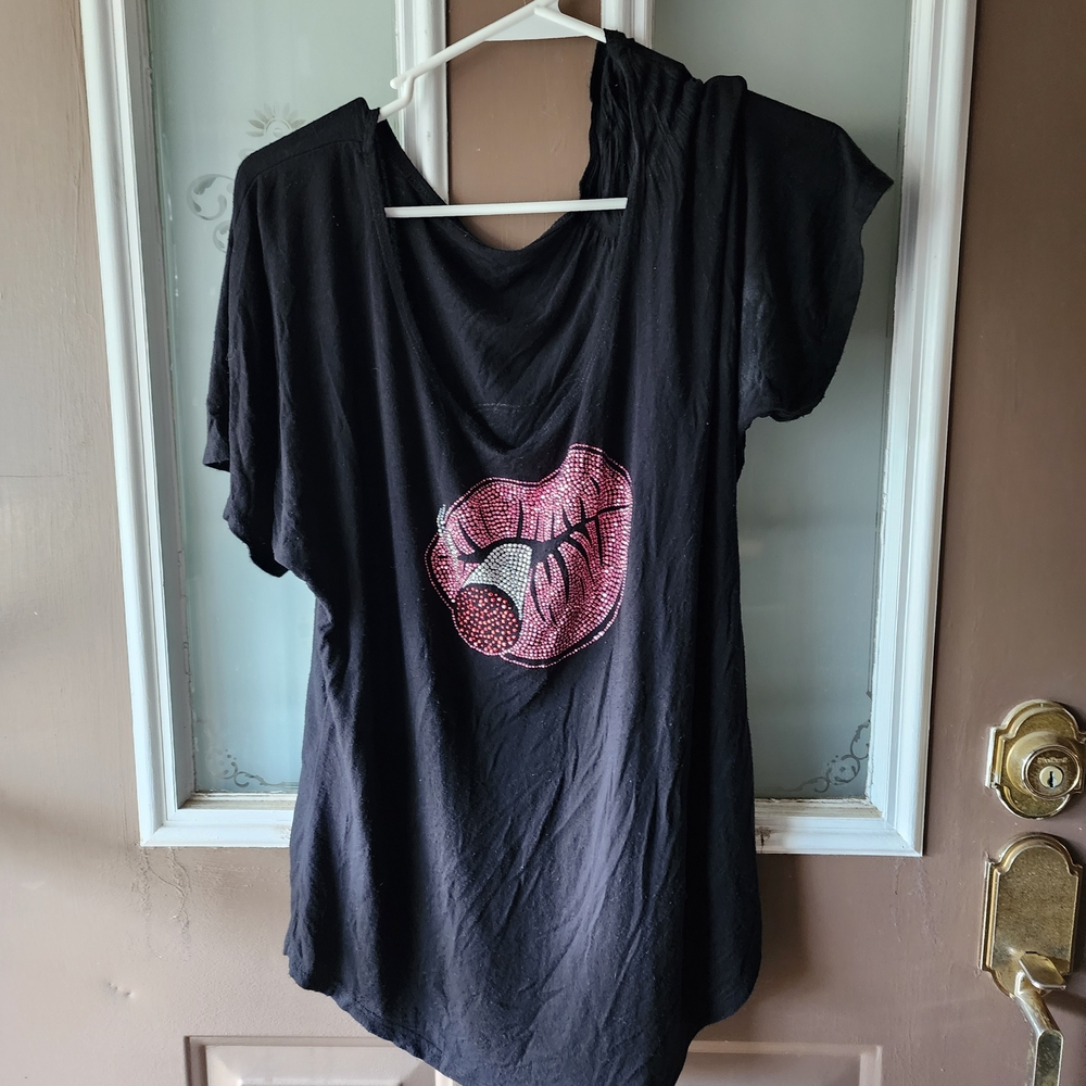 Chic Black Women's Tee with Pink Lips Graphic